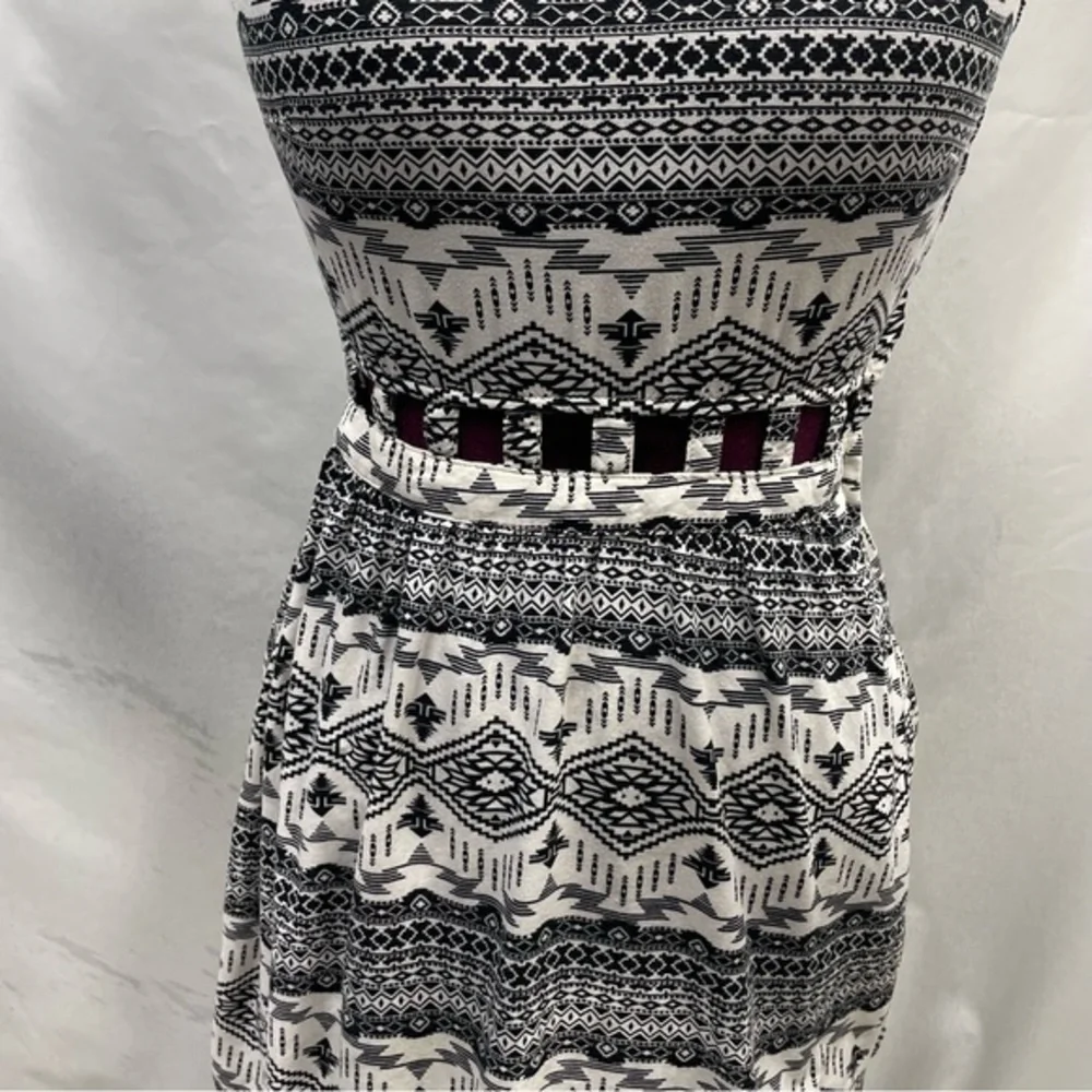 Divided tribal print open back dress - Picture 2 of 7